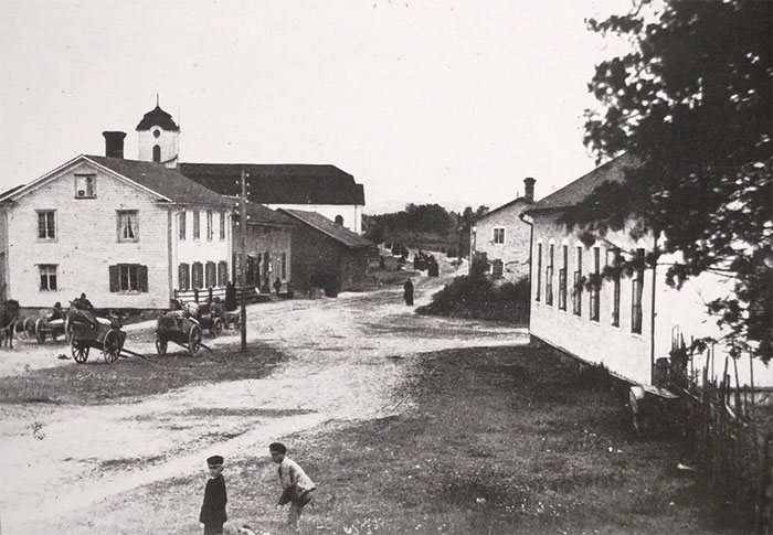 Huvudaffären efter ombyggnad med bönhus och kyrkan i bakgrunden, 1879, Ugglebo arbetareförening