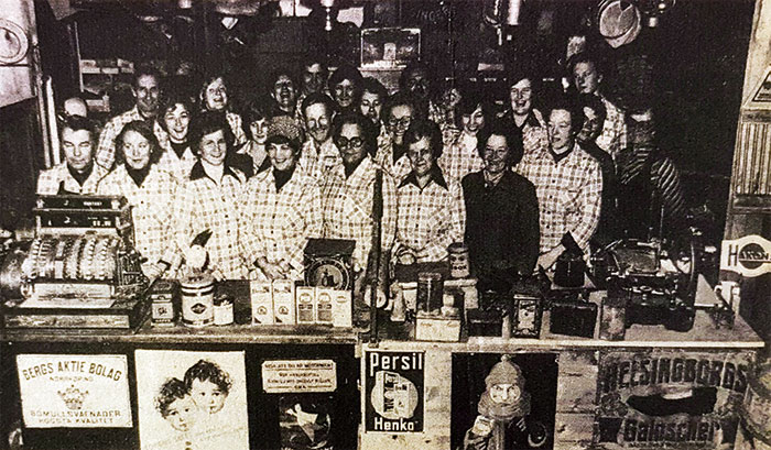 Samtliga anställda samlade under takåsarna i centrumbutiken i samband med 110-årsfirandet, 1978, Ugglebo Arbetareförenings Aktiebolag