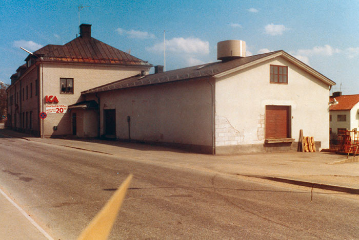 Skärtorsdag, 115 år, 1983, centrumbutiken sedd från Södra Åsgatan, Ugglebo Arbetareförenings Aktiebolag