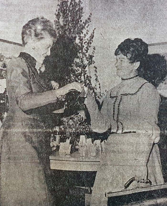 Artikel i GD 27 maj 1968, 1800-talsklädda Daga Ingelsson serverar kollegan Karin Jonsson förfriskningar, Ugglebo Arbetareförenings Aktiebolag Artikel i GD 27 maj 1968, 1800-talsklädda Daga Ingelsson serverar kollegan Karin Jonsson förfriskningar, Ugglebo Arbetareförenings Aktiebolag